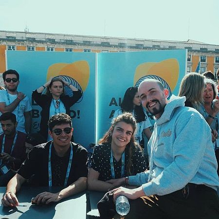 El eurofan Eduardo Sanz posa con Alfred y Amaia en la final de Lisboa el año 2018