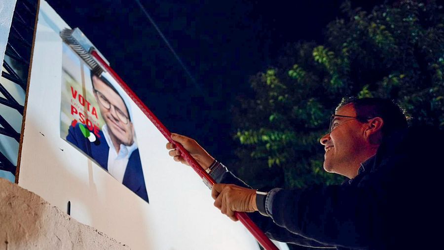 El candidato del PSOE a la Presidencia de Extremadura, Miguel Ángel Gallardo, participa en la tradicional pegada de carteles con motivo del inicio de la campaña electoral, en Mérida.