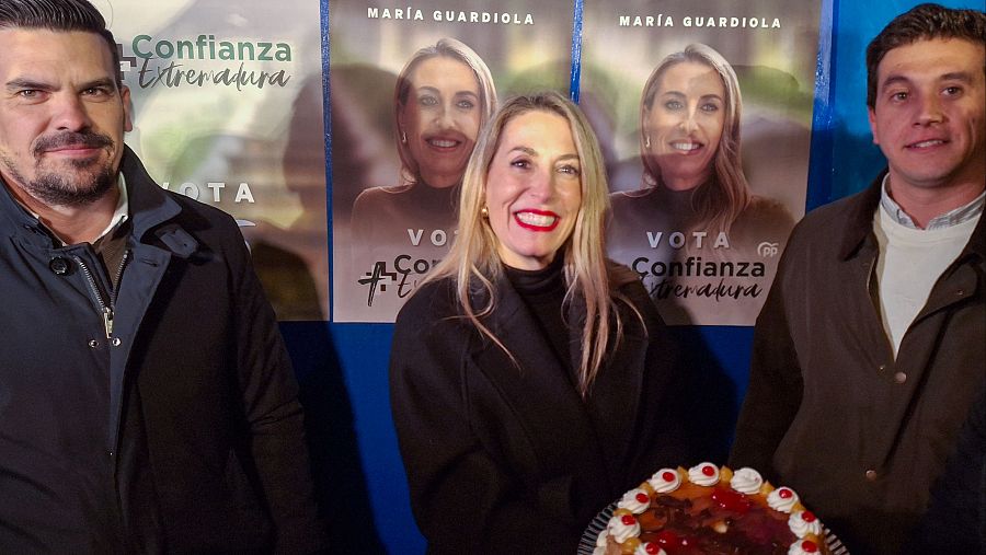 La candidata del PP a la Presidencia de Extremadura, María Guardiola, durante la tradicional pegada de carteles que da inicio a la campaña electoral, en Mérida.