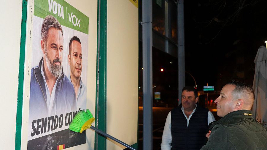 El candidato de Vox a la Presidencia de Extremadura, Óscar Fernández Calle, durante la tradicional pegada de carteles que da inicio a la campaña electoral, en Cáceres.