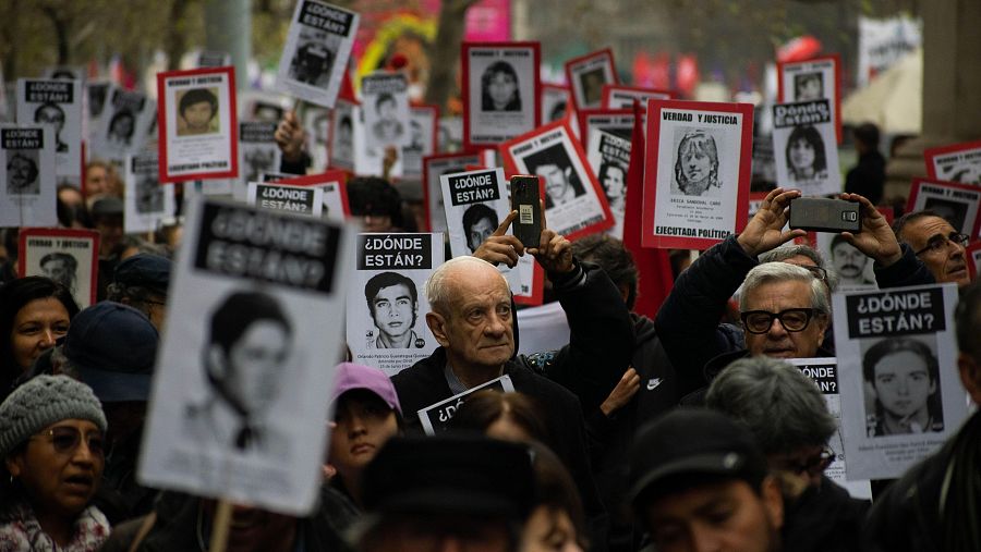 Ciudadanos se manifiestan en Chile en 2023 durante el 50 aniversario del golpe militar de Augusto Pinochet