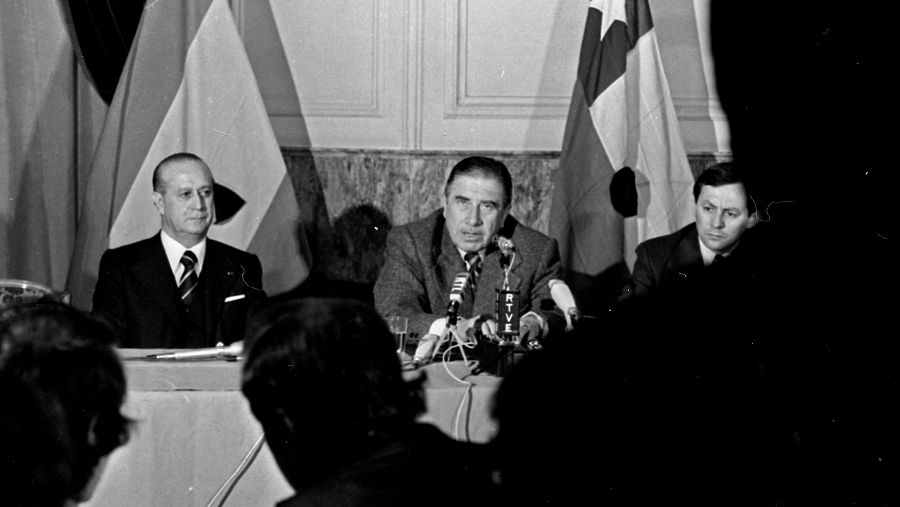 Pinochet ofrece una rueda de prensa en Madrid en 1975 durante su visita a España para asistir al funeral del dictador Francisco Franco