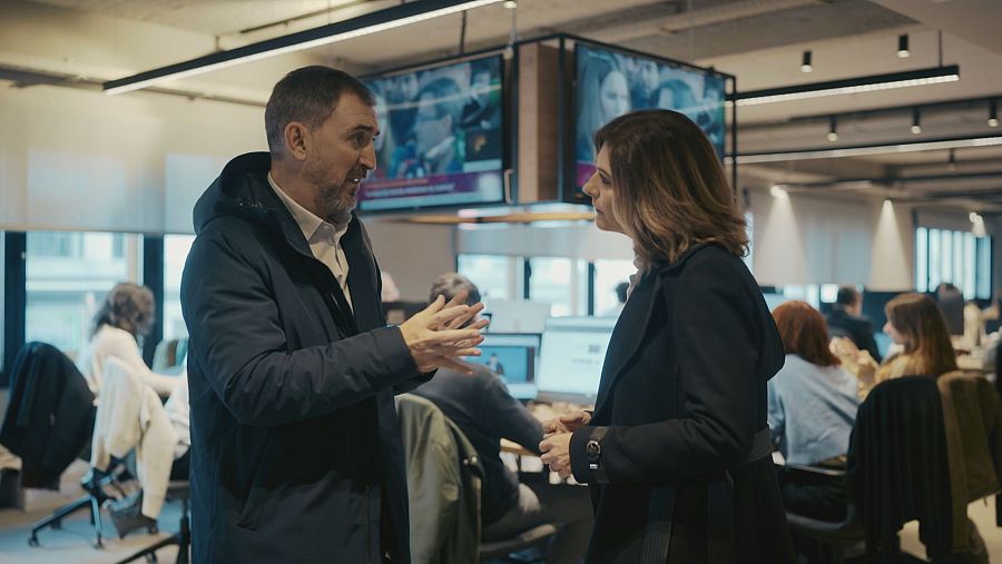 Lara Siscar e Ignacio Escolar en la redacción de 'elDiario.es'.