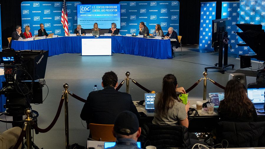 El Comité Asesor sobre Prácticas de Inmunización de los CDC se reúne en Atlanta hoy para considerar cambios en las recomendaciones de la vacuna contra la hepatitis B para los bebés.