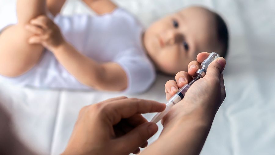 instante previo a la vacunación de un recién nacido.