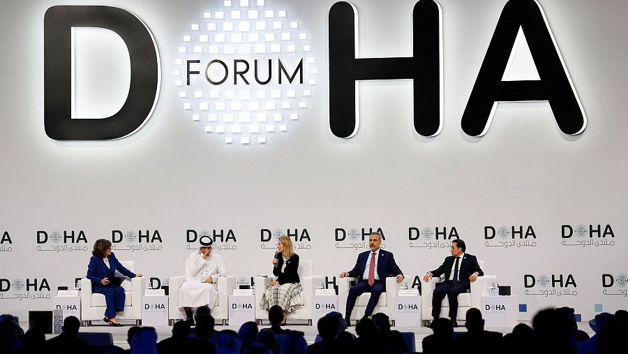 El ministro de Asuntos Exteriores, José Manuel Albares (d), participa en el Foro de Doha