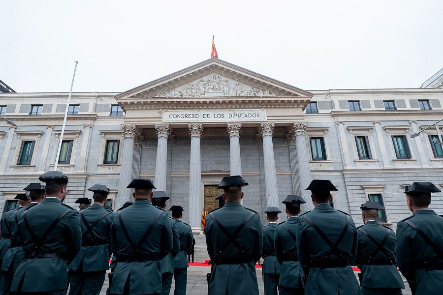 Efectivos de la Guardia Civil desfilan durante el acto de izado solemne de la Bandera Nacional
