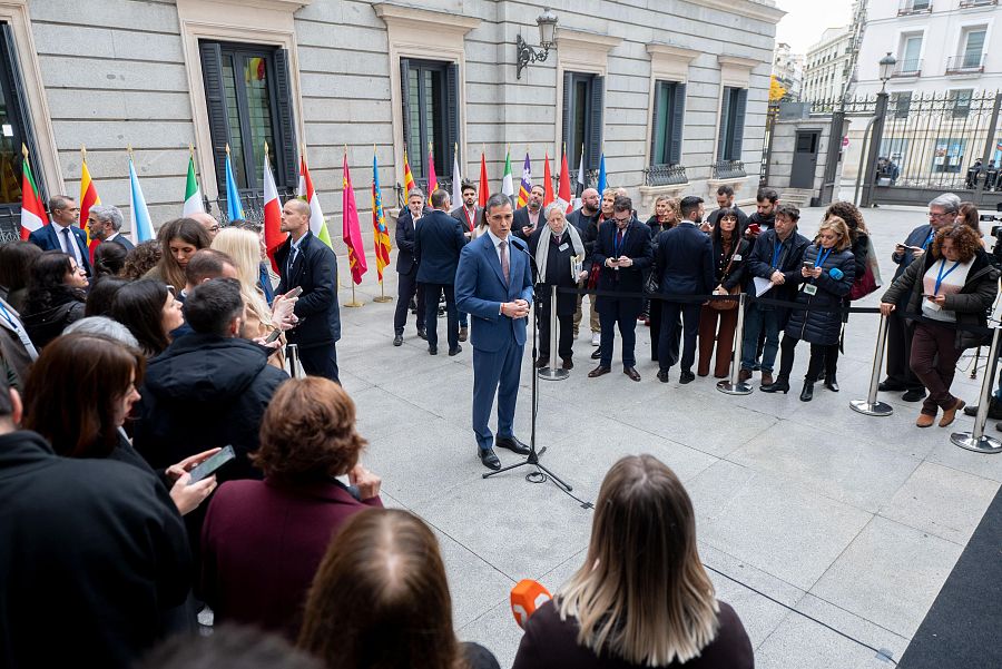 El presidente Pedro Sánchez se dirige a la prensa antes del acto por la Constitución Española en el Congreso de los Diputados