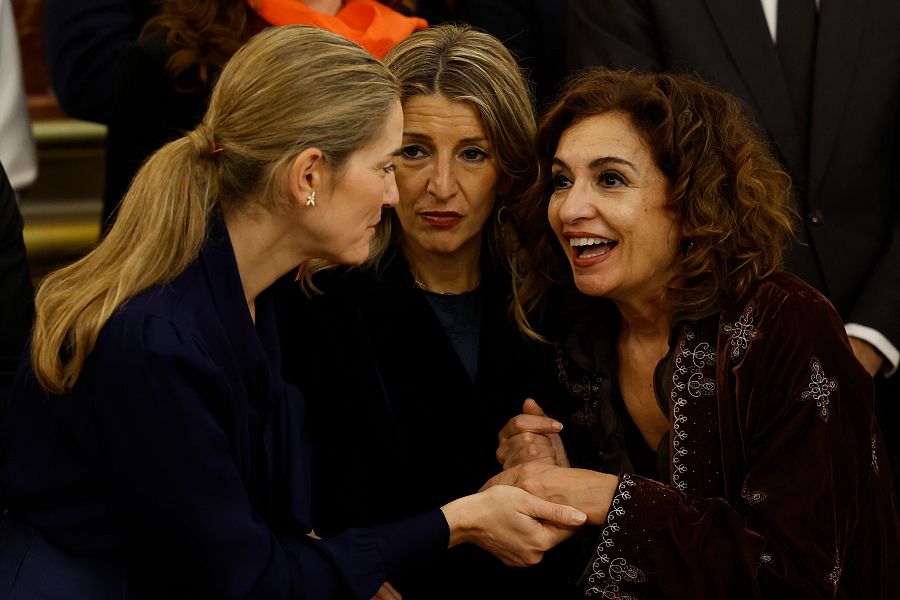 Las vicepresidentas del Gobierno, Sara Aagesen (i), Yolanda Díaz (c) y María Jesús Montero (d)