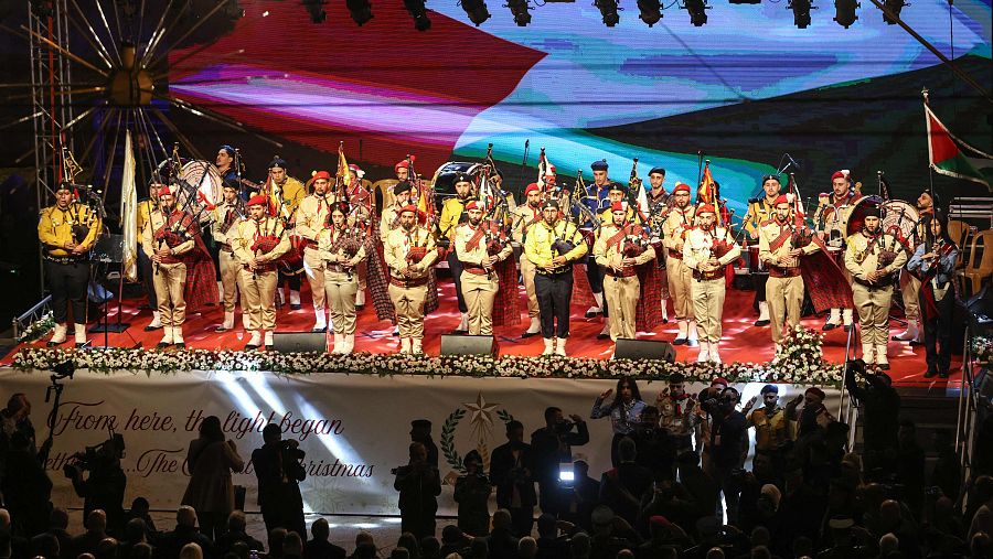Una banda musical toca el himno nacional palestino