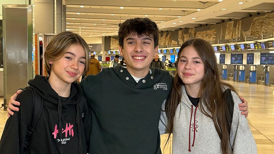 Gonzalo Pinillos con Álex Garrido y Daniela Valladolid