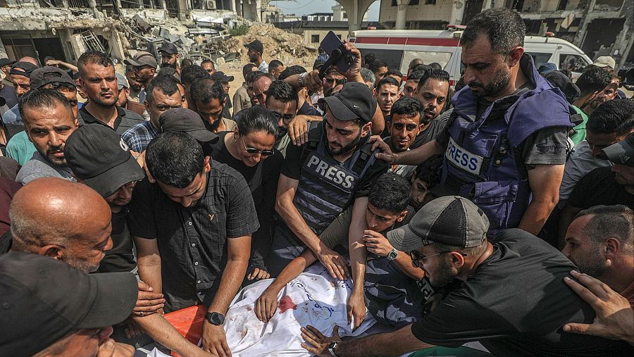 Palestinos asisten al funeral de los periodistas muertos en un ataque israelí, frente al Hospital Al-Shifa en la ciudad de Gaza, el 11 de agosto de 2025.