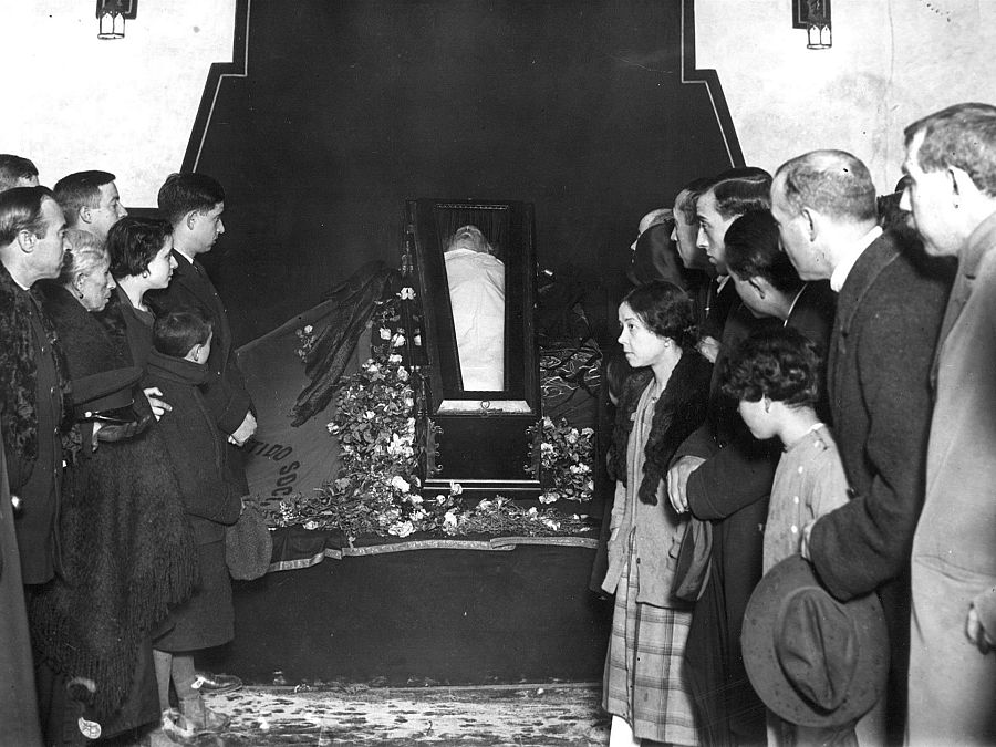 El cuerpo embalsamado de Pablo Iglesias, durante su funeral