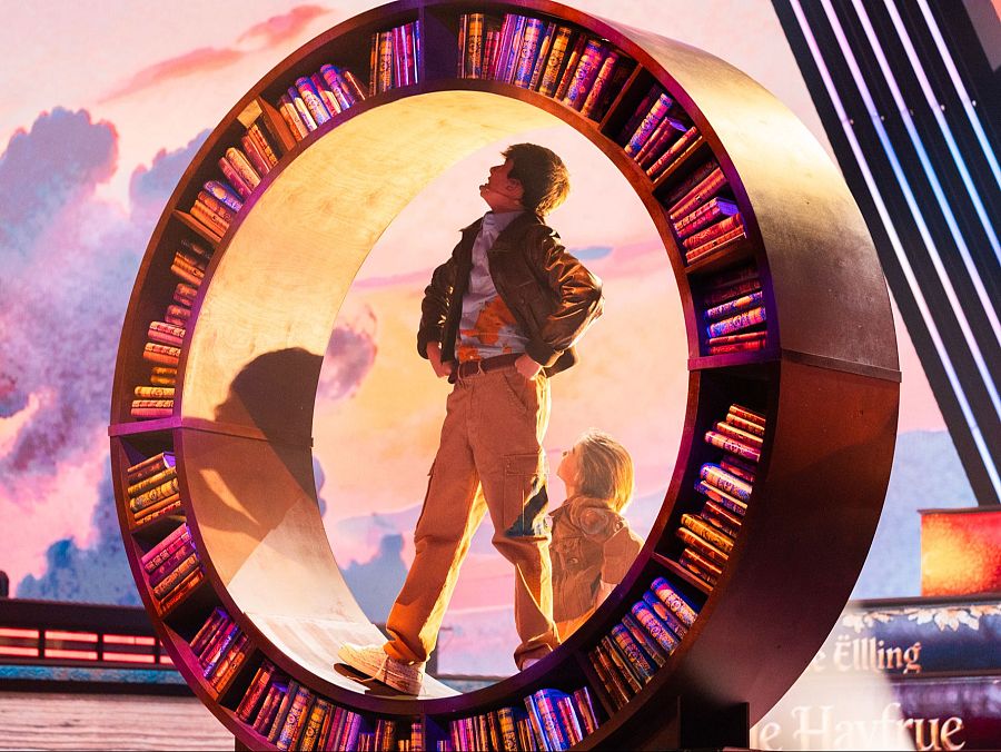 Gonzalo Pinillos en la biblioteca circular en Eurovisión Junior 2025