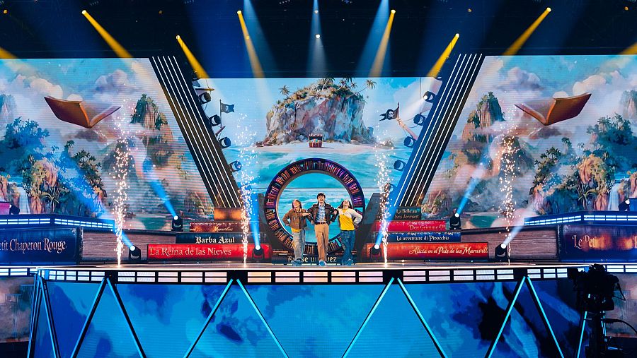 Gonzalo Pinillos, Daniela Valladolid y Álex Garrido sobre el escenario de Eurovisión Junior 2025