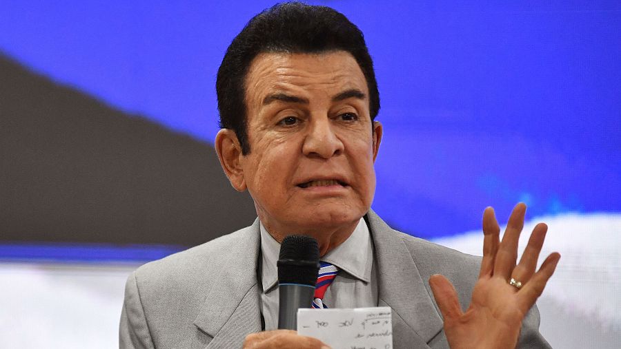 Salvador Nasralla, candidato presidencial del opositor Partido Liberal, habla con sus simpatizantes en Tegucigalpa el 5 de diciembre de 2025