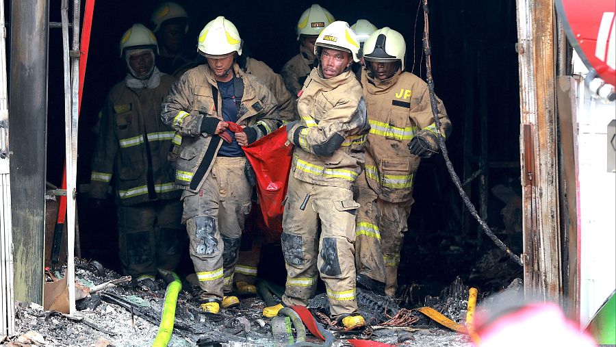 Bomberos extraen el cuerpo de una víctima del edificio incendiado en Yakarta, Indonesia