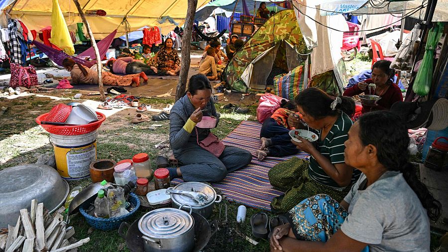 Residentes evacuados por los combates fronterizos entre Camboya y Tailandia en la provincia de Siem Reap, en Camboya.