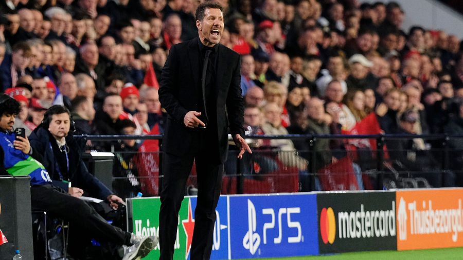 Simeone durante el partido ante el PSV.