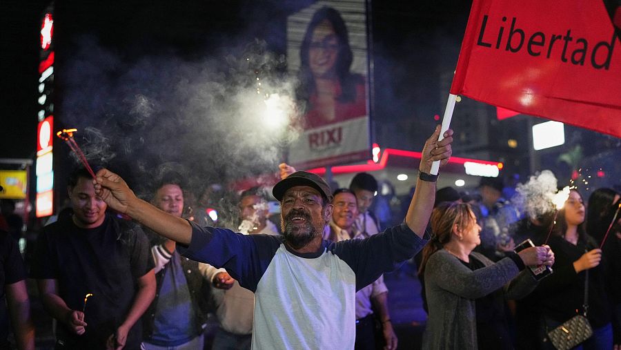 Simpatizantes del partido LIBRE protestan contra los resultados de las elecciones generales en Tegucigalpa, Honduras