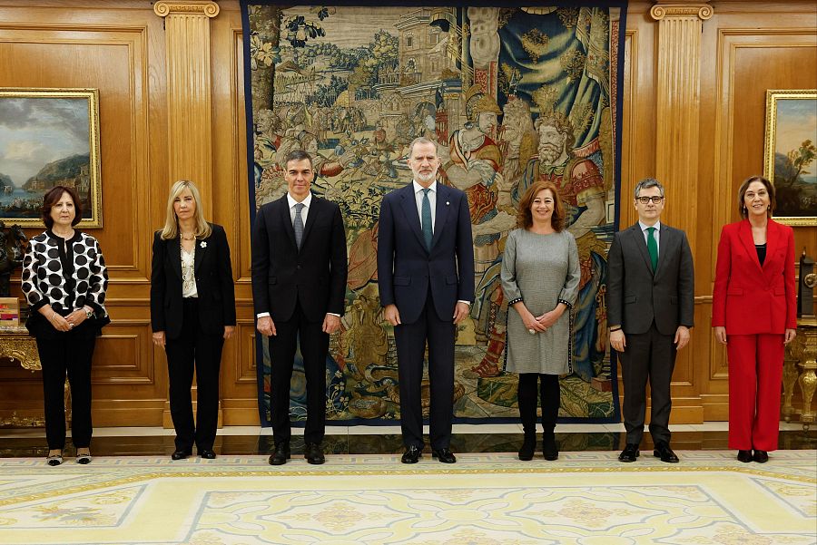 De izquierda a derecha el rey, la presidenta del Congreso, el presidente del Gobierno, la presidenta del Tribunal Supremo y del CGPJ, el ministro de Justicia, Félix Bolaños y la directora deneral de Seguridad Jurídica y Fe Pública.