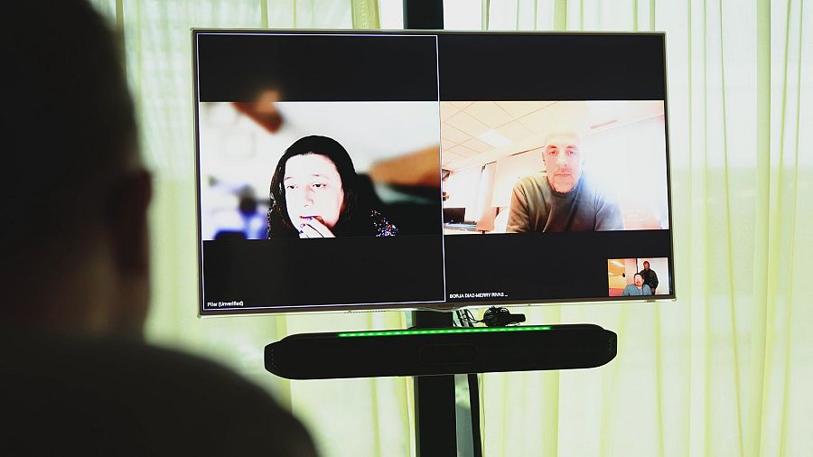 Periodistas de RTVE y de la cadena pública danesa DR en una reunión de trabajo por videoconferencia