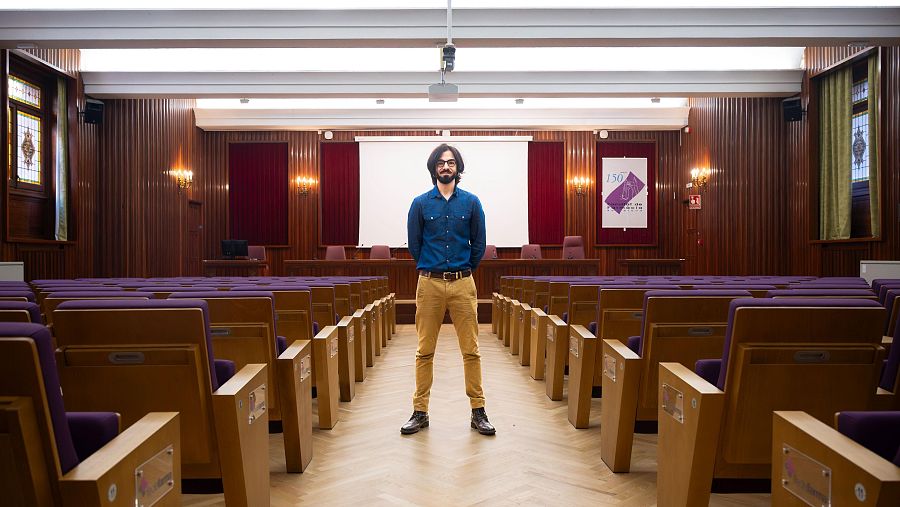 Al científic Jordi Ollequequi li apassiona la docència i transmetre coneixements.