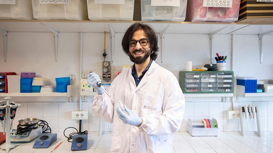 Jordi Olloquequi a un laboratori