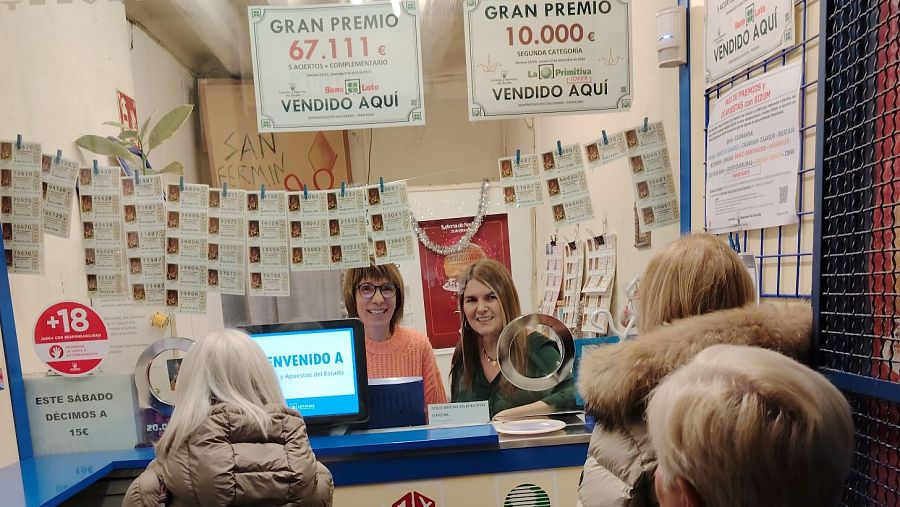 Ana Cañamares y Maite Urroz despachan en la administración nº1 de San Fermín