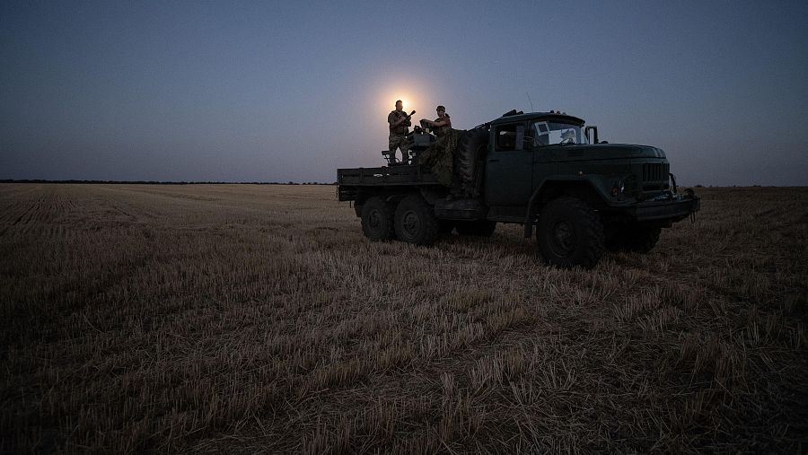 Dos soldados de una brigada de artillería antiaérea del ejército ucraniano rastrean su sector en busca de drones Shahed