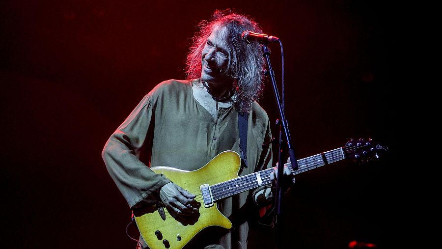El cantante Roberto Iniesta, 'Robe', durante un concierto en el Auditorio Miguel Ríos, a 25 de mayo de 2024, en Rivas-Vaciamadrid, Madrid