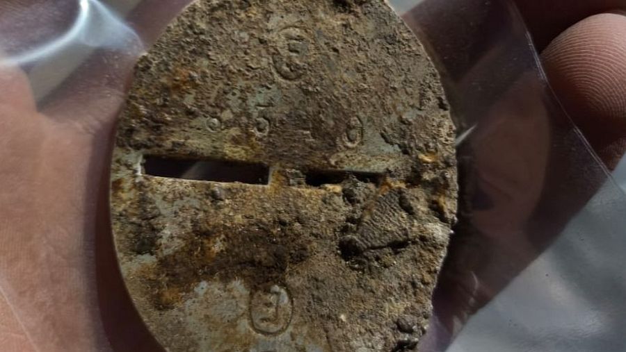 Placa identificativa del Ejército Español, usada por un militar sublevado y encontrada en Albarracín (Teruel)