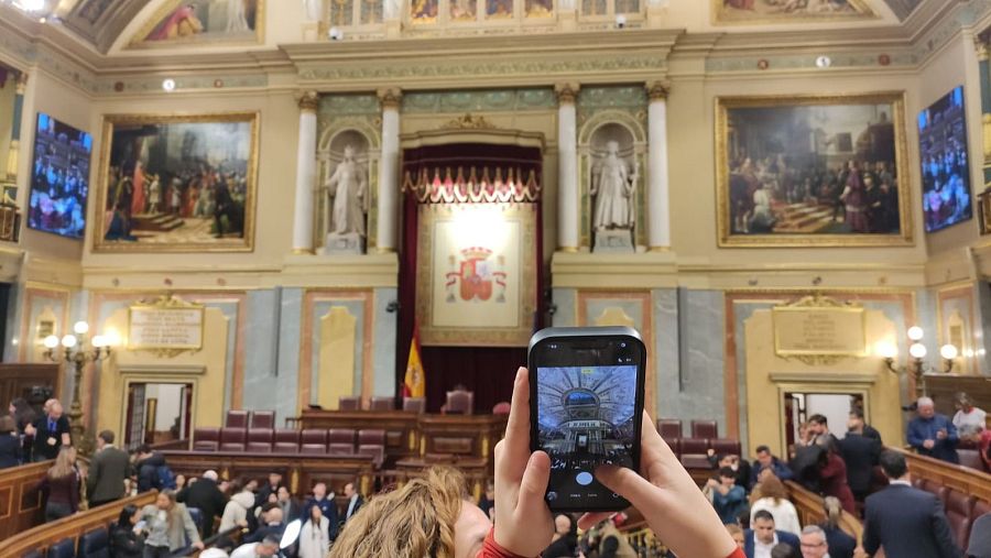 Una joven hace una fotografía del interior del hemiciclo del Congreso.