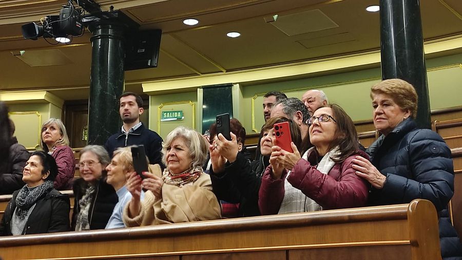 Un grupo de personas visitan el interior del Congreso de los Diputados durante las jornadas de puertas abiertas.