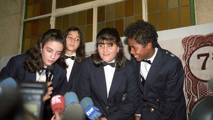 Los niños de San Ildefonso hablan ante los medios tras dar el Gordo en 1995