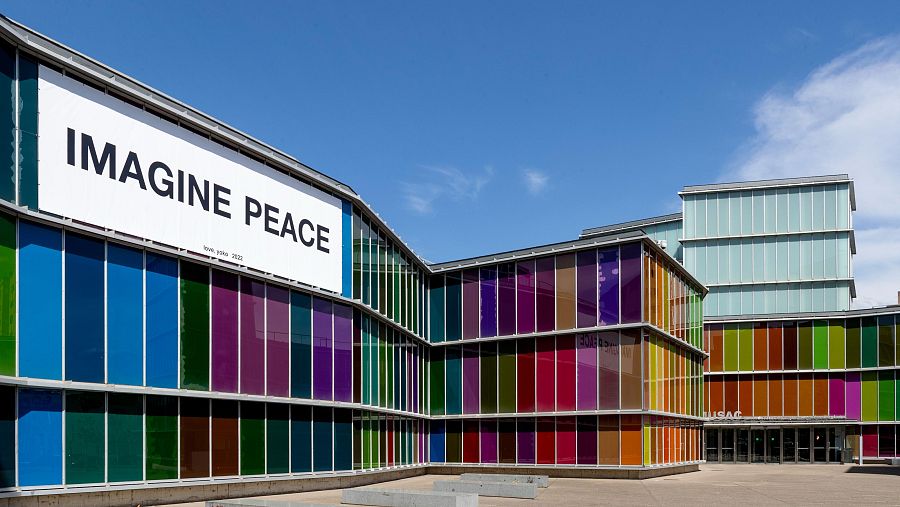 Intervención de Yoko Ono en la fachada del MUSAC