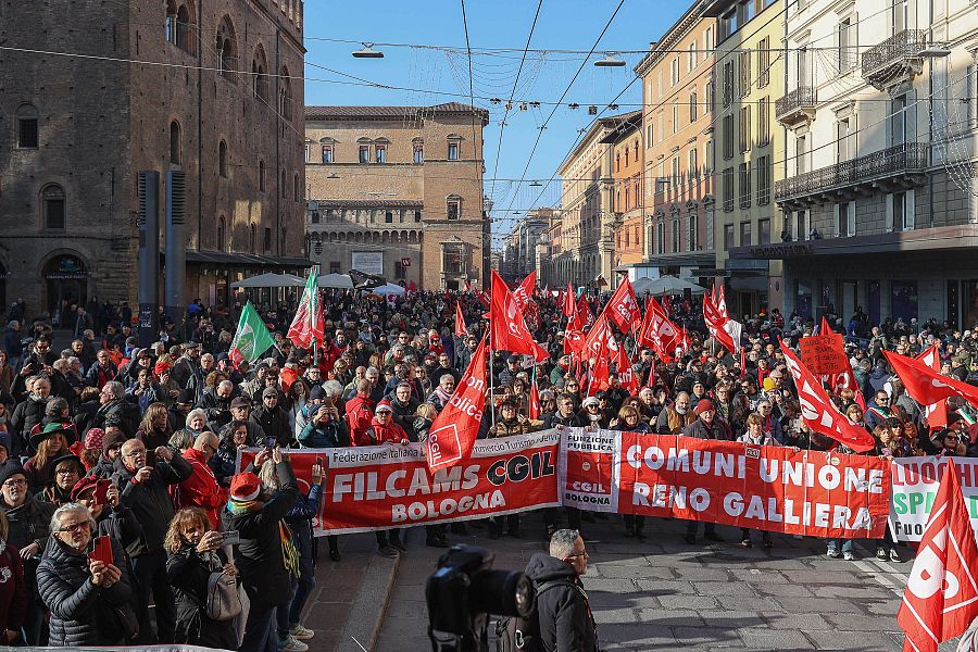 Manifestación contra la ley de presupuestos del Gobierno de Giorgia Meloni en Bolonia, Italia