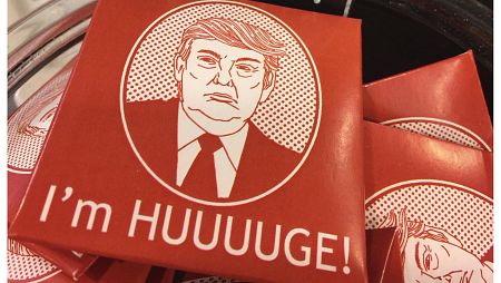 Los demócratas publican fotos de Trump rodeado de mujeres en la mansión de Epstein