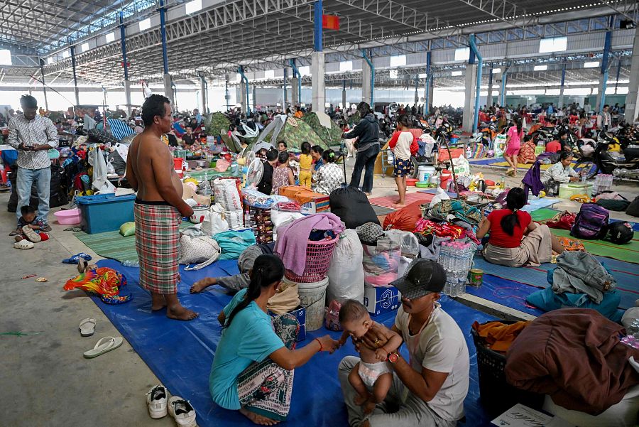 Campamento temporal para desplazados en medio de los enfrentamientos en la frontera entre Camboya y Tailandia