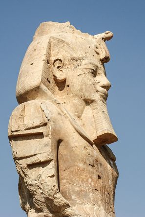 Detalle de una de las estatuas de Amenhotep III