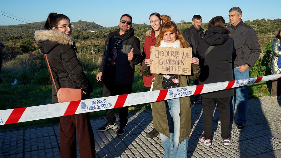 Una fan porta un cartel con parte de la letra 'Salir', de Extremoduro, en el homenaje a Robe Iniesta
