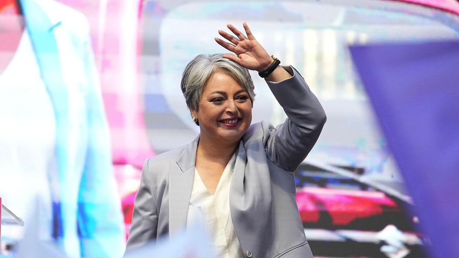 La candidata presidencial Jeannette Jara, de la coalición gobernante Unidad por Chile, saluda a sus partidarios después de reconocer la derrota ante José Antonio Kast