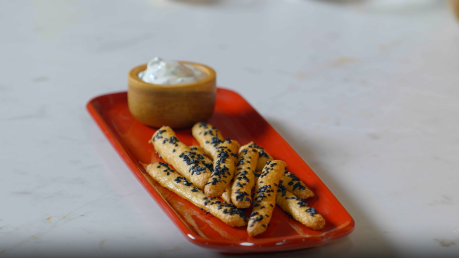 El Chef Bosquet enforna els bastonets de tonyina perque quedin ben cruixents.