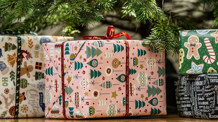 Regalos bajo un árbol de Navidad
