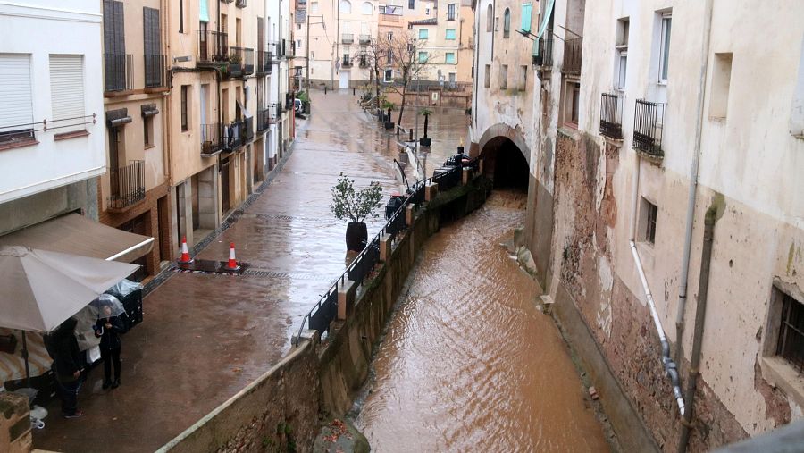 Barranc de la Vila de Falset ple d'aigua per les pluges