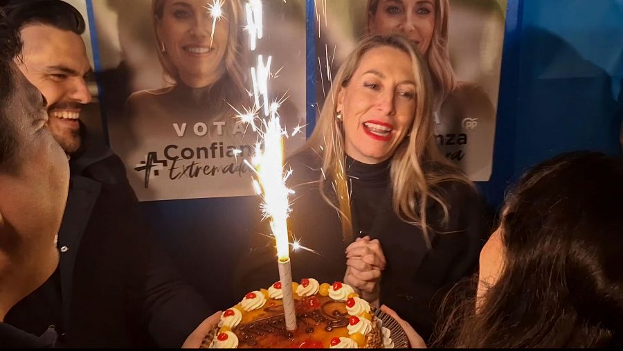 La candidata del Partido Popular a la presidencia de la Junta de Extremadura, María Guardiola, durante la tradicional pegada de carteles