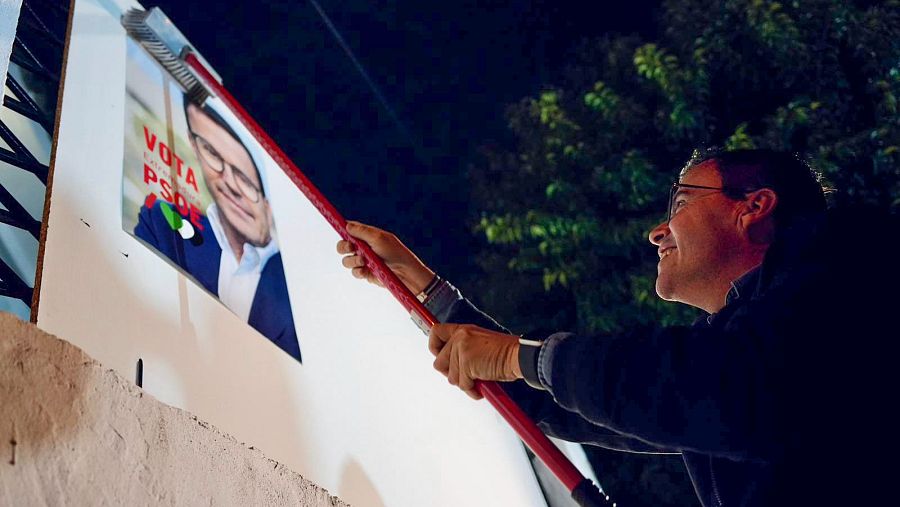 El candidato socialista a la presidencia de la Junta de Extremadura, Miguel Ángel Gallardo, participa en la tradicional pegada de carteles