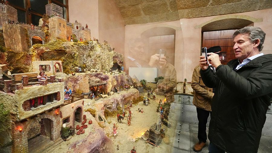 El líder del PP, Alberto Núñez Feijóo, graba un Belén durante su visita a Trujillo.
