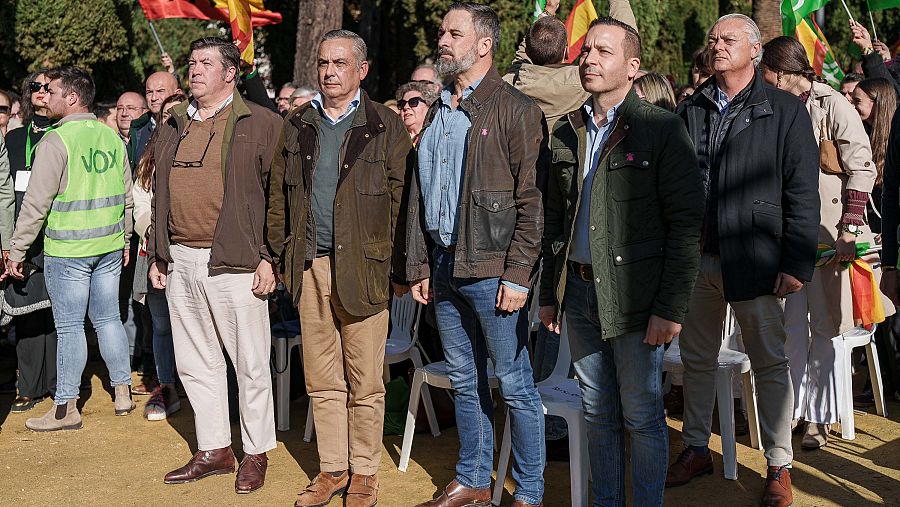 El presidente de VOX, Santiago Abascal (2d); y el candidato de VOX en Extremadura, Óscar Fernández