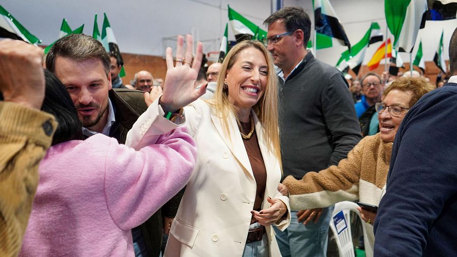 La presidenta de la Junta de Extremadura y candidata a la reelección, María Guardiola (c) participa este sábado en un público de campaña electoral celebrado en la localidad cacereña de Navalmoral de la Mata.